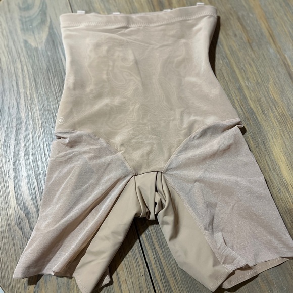 Honeylove SuperPower Short Shapewear - Size Medium - Picture 3 of 5